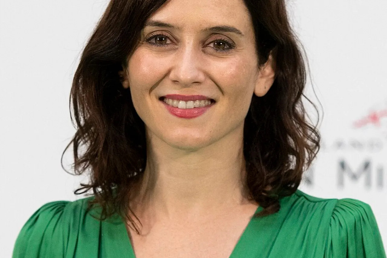 ayuso sonrie en verde