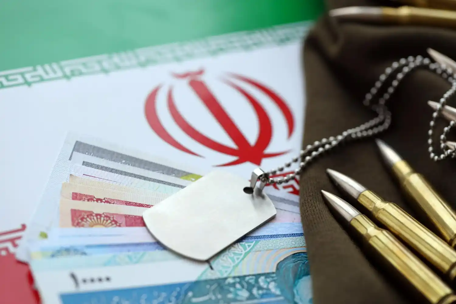 bandera de Iran con dinero y balas
