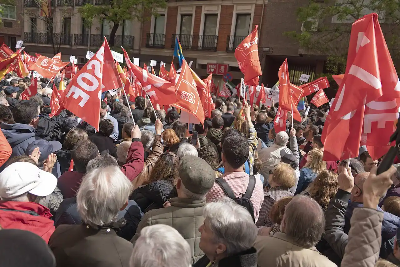 banderas del psoe en sevilla