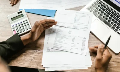 Documentos bancarios y calculadora para revisar las condiciones al cancelar depósito antes de vencimiento