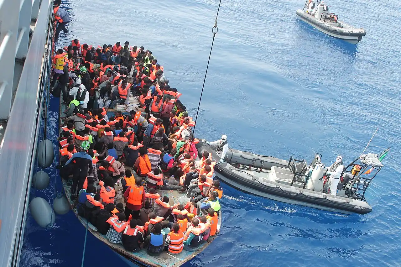 barcaza con migrantes aborda ferry