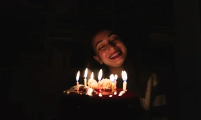 Tarta con velas encendidas que ilustra el origen de las velas de cumpleaños
