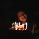 Tarta con velas encendidas que ilustra el origen de las velas de cumpleaños