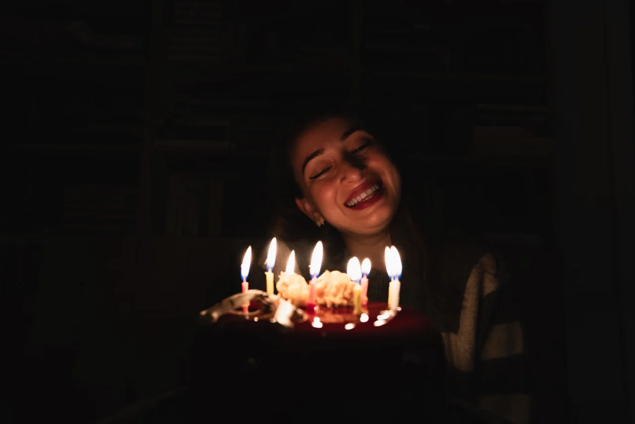 Tarta con velas encendidas que ilustra el origen de las velas de cumpleaños
