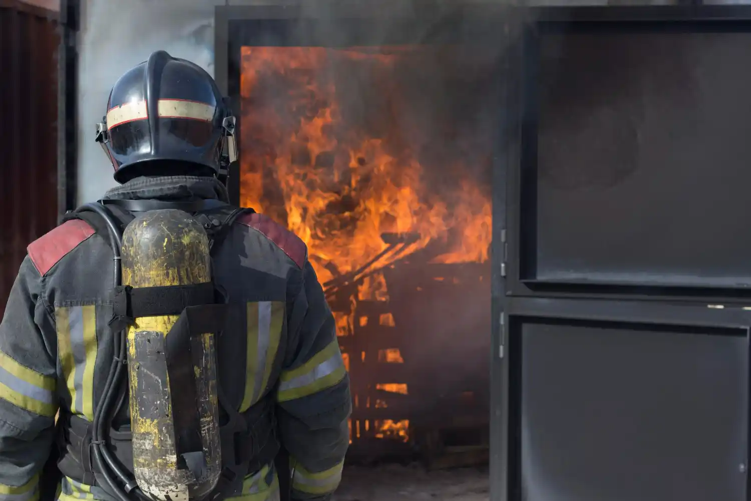 bombero lucha contro incendio