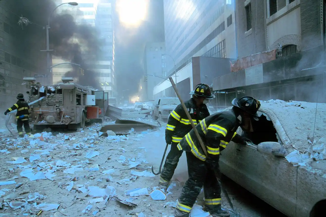 bomberos en accion el 11-s