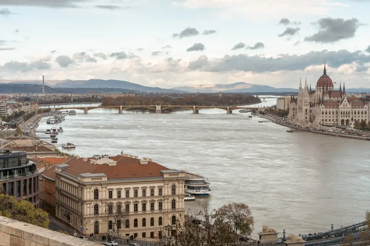 Budapest junto al Danubio en otoño, una opción entre los destinos europeos baratos en octubre