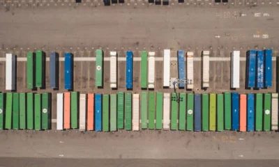 Inspección de mercancías en un puerto para explicar quién paga los aranceles al importar
