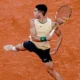 carlos alcataz saltando sobre tierra