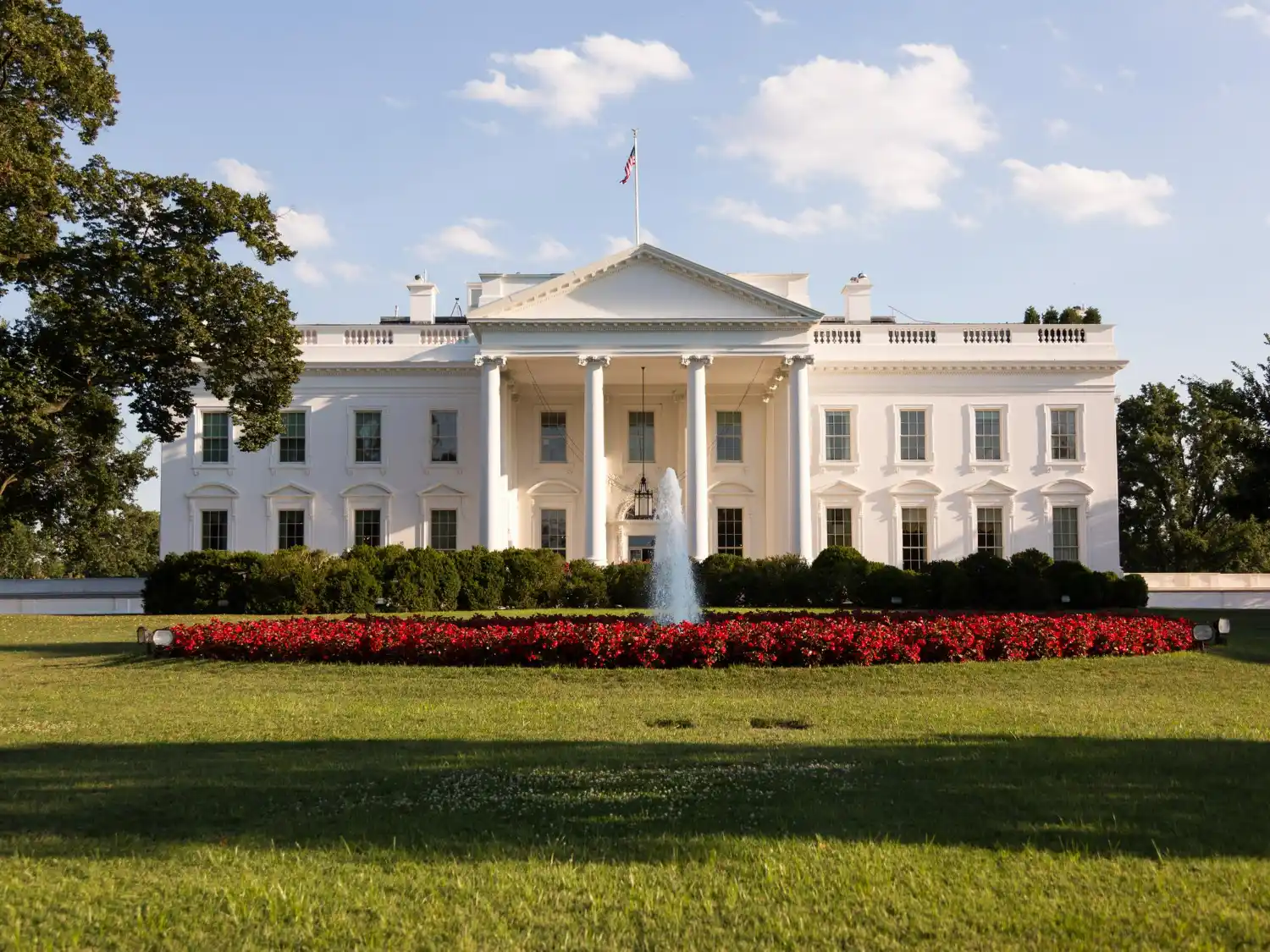 casa blanca vista desde delante