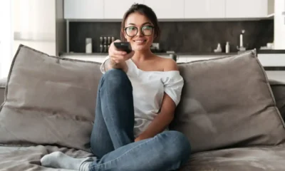 chica con mando en sofa