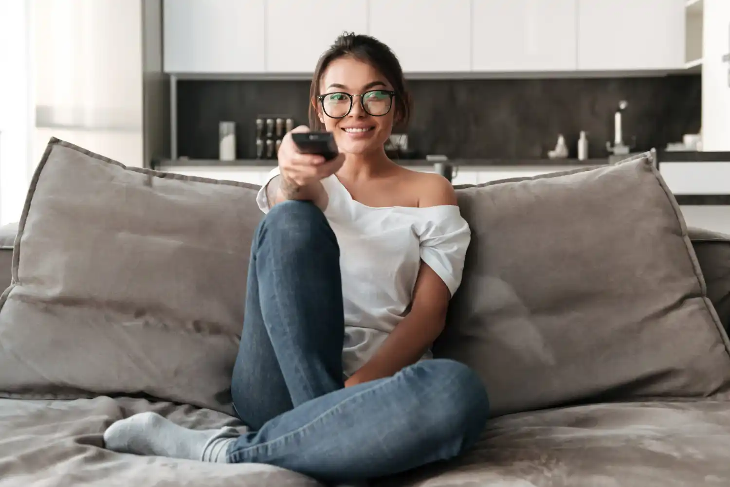 chica con mando en sofa