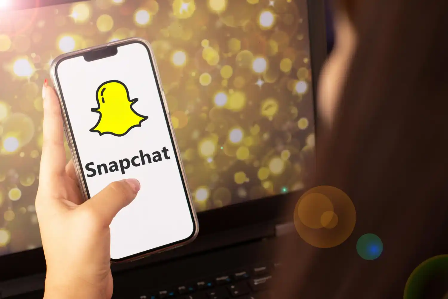 chica con movil con Snapchat