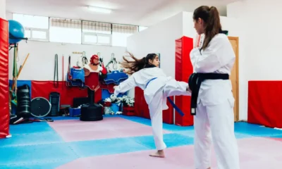 chicas haciendo taekwondo