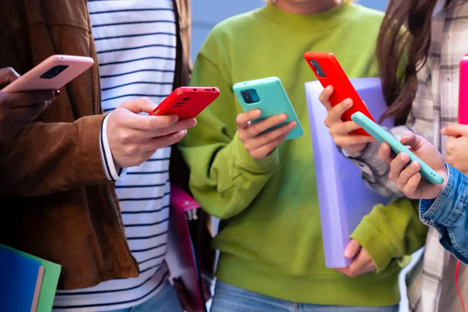 chicos con moviles juntos