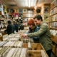 chicos en una tienda de musica