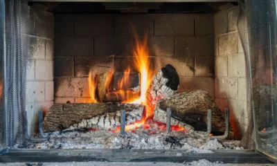 Cepillo de deshollinado preparado para limpiar chimenea antes del invierno en una vivienda
