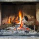 Cepillo de deshollinado preparado para limpiar chimenea antes del invierno en una vivienda
