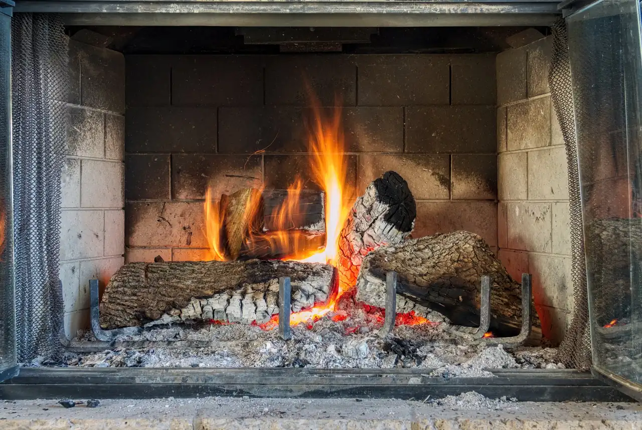 Cepillo de deshollinado preparado para limpiar chimenea antes del invierno en una vivienda