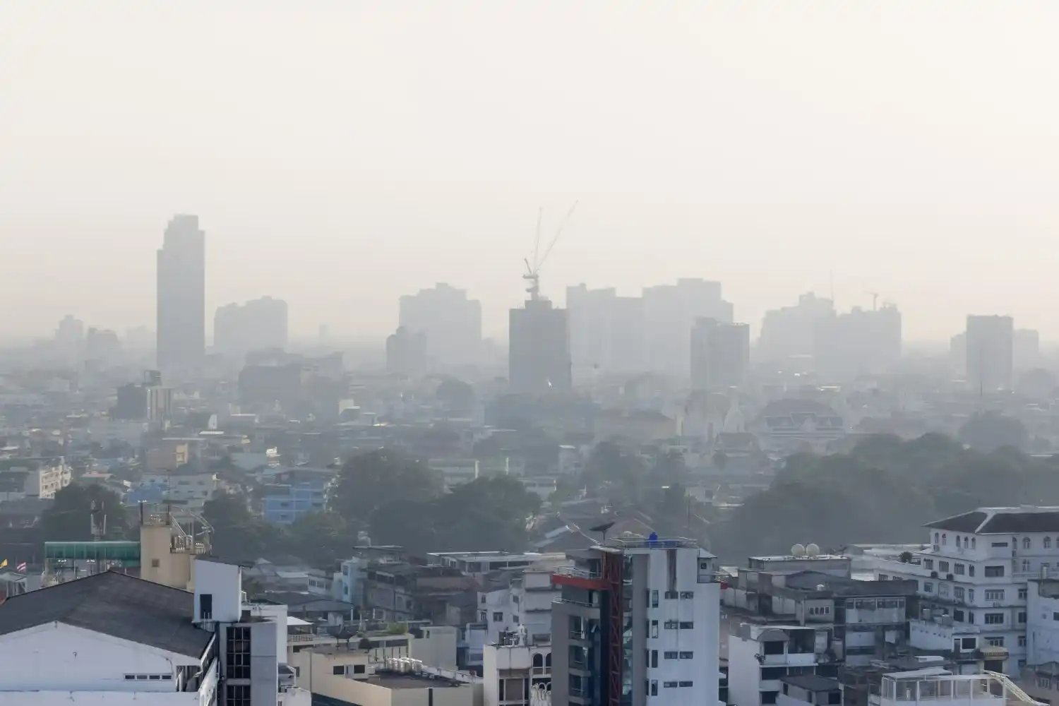 ciudad moderna con aire contaminado