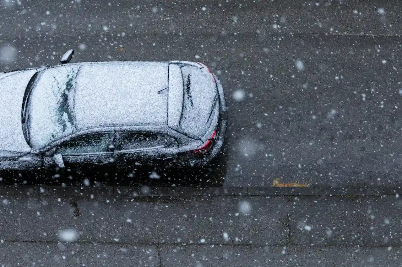 coche golpeado por granizo