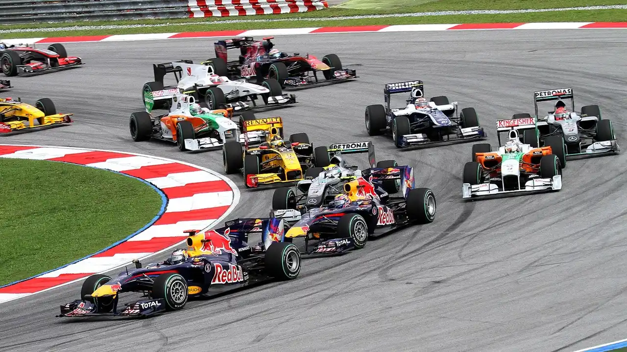 coches de f1 en la curva del madring