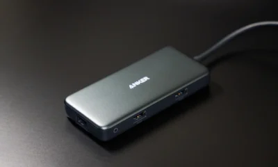 Cargador GaN compacto junto a un móvil y un portátil