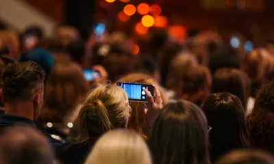 Una persona muestra su entrada digital tras acceder a una preventa de entradas
