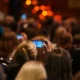 Una persona muestra su entrada digital tras acceder a una preventa de entradas