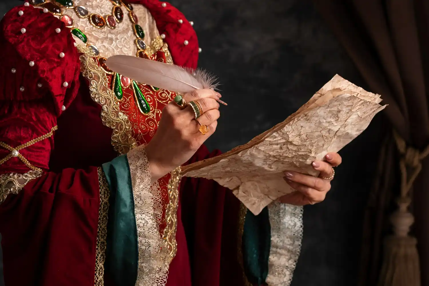 dama escribe carta en la Edad Media