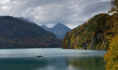 La Laguna Negra de Urbión en otoño, rodeada de pinos, árboles caducifolios y paredes rocosas