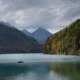 La Laguna Negra de Urbión en otoño, rodeada de pinos, árboles caducifolios y paredes rocosas