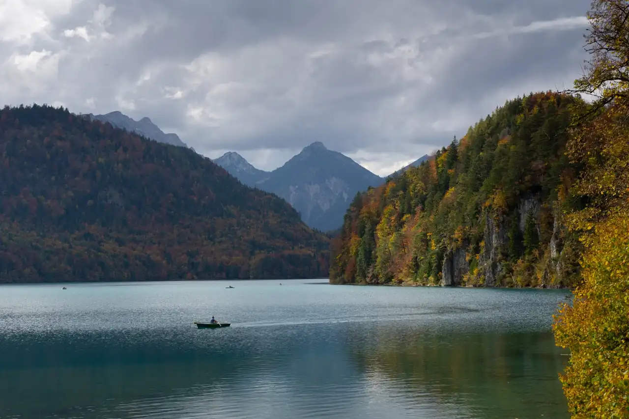 La Laguna Negra de Urbión en otoño, rodeada de pinos, árboles caducifolios y paredes rocosas