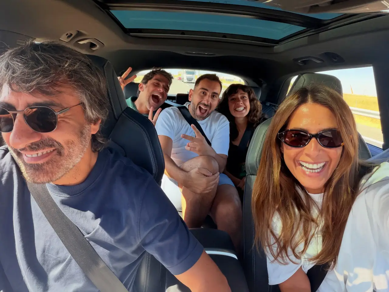 delval y roca en coche familia
