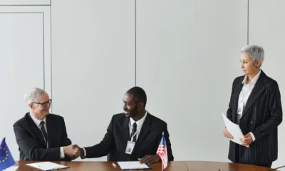 Representantes reunidos ante un ultimátum de carácter diplomático entre países