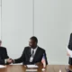 Representantes reunidos ante un ultimátum de carácter diplomático entre países
