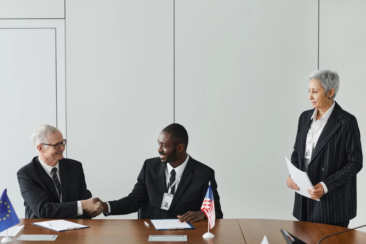 Representantes reunidos ante un ultimátum de carácter diplomático entre países