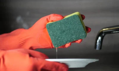 Filtro del lavavajillas desmontado para limpiarlo bajo el grifo
