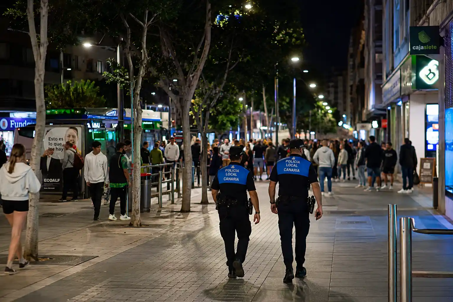 dos policias de canarias en la calle