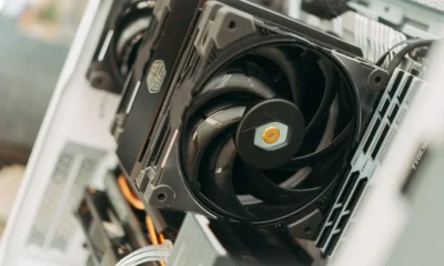 Ventilador de un PC con polvo acumulado que puede causar ruido al dificultar la ventilación