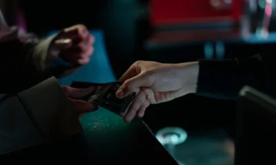 Una entrada de cine ilustra cómo el sesgo de los costes hundidos influye en la decisión de quedarse o marcharse