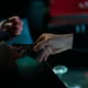 Una entrada de cine ilustra cómo el sesgo de los costes hundidos influye en la decisión de quedarse o marcharse