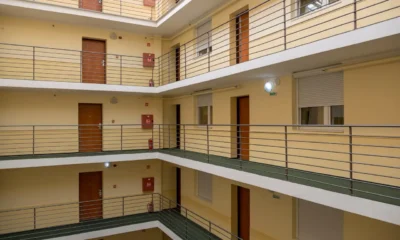 Pasillo de un edificio judicial que ilustra cómo el aforamiento político cambia el tribunal competente