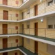 Pasillo de un edificio judicial que ilustra cómo el aforamiento político cambia el tribunal competente
