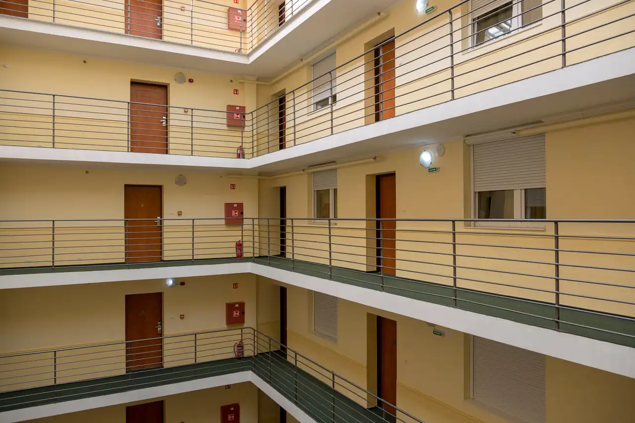 Pasillo de un edificio judicial que ilustra cómo el aforamiento político cambia el tribunal competente