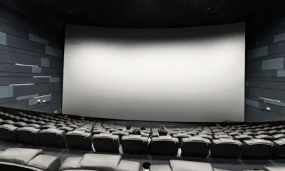 Sala IMAX con pantalla de gran formato y filas de butacas en pendiente