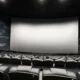 Sala IMAX con pantalla de gran formato y filas de butacas en pendiente