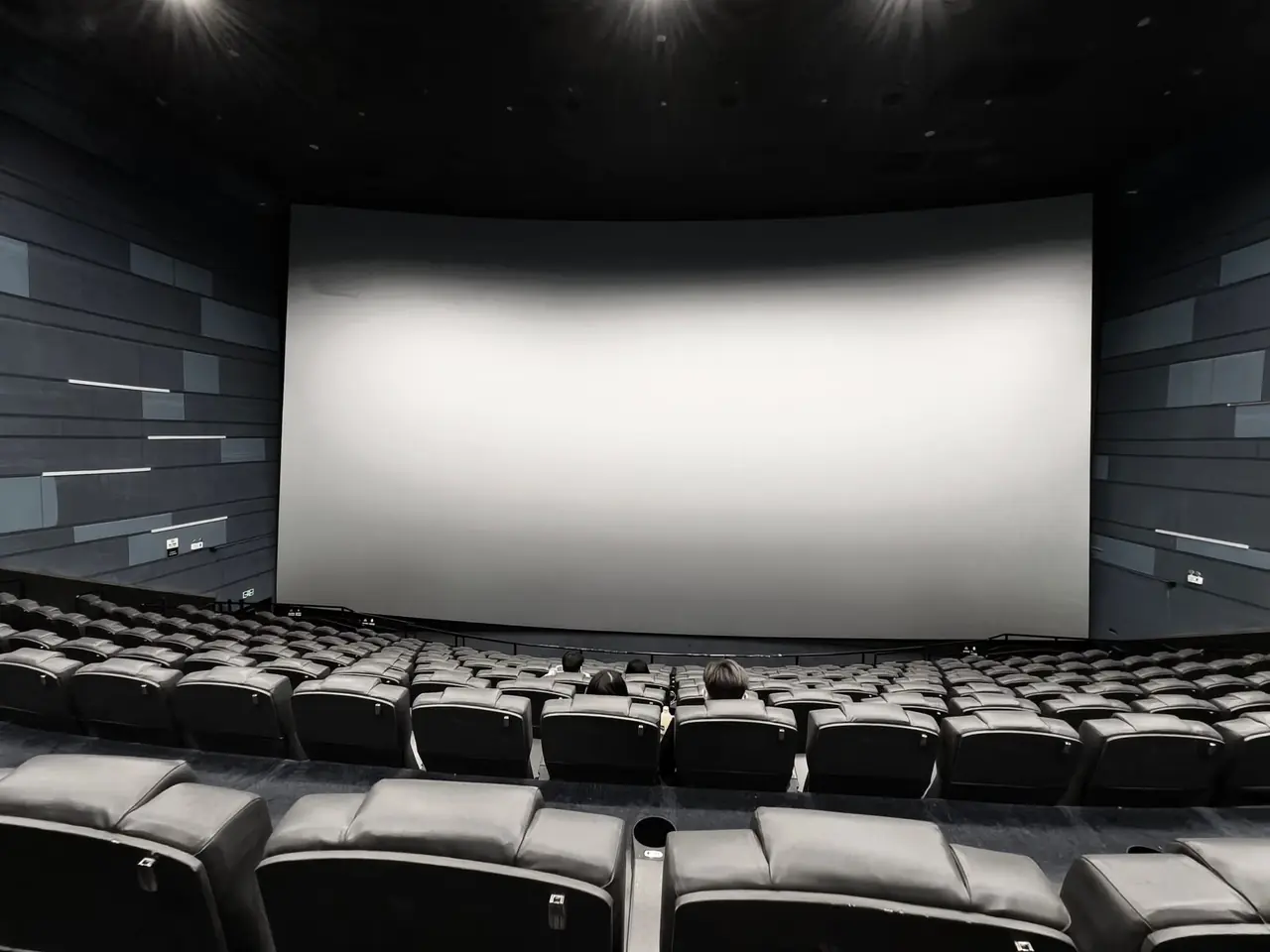 Sala IMAX con pantalla de gran formato y filas de butacas en pendiente