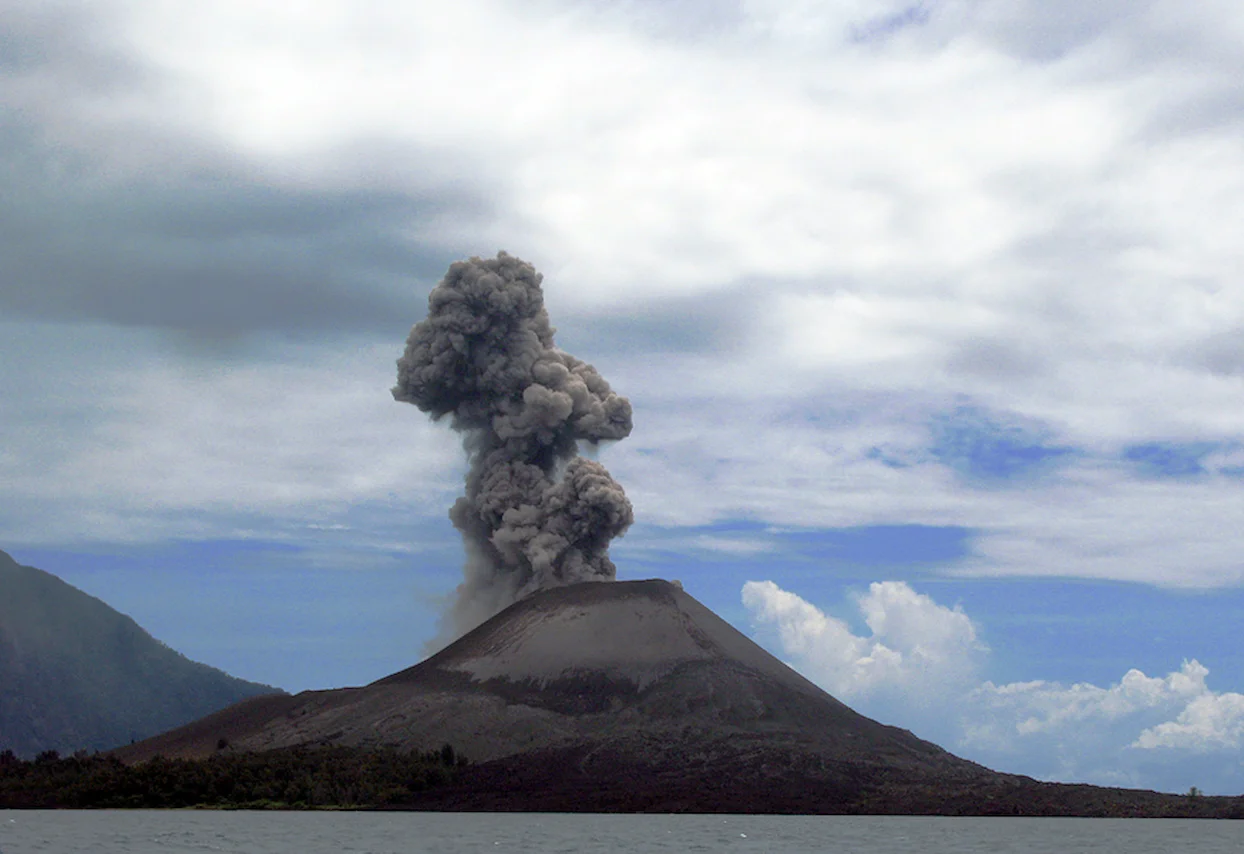 erupción Krakatoa Anak Krakatau Indonesia