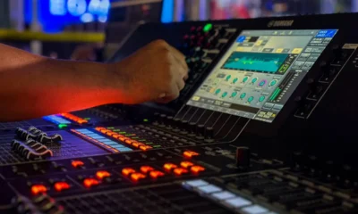 Estudio de mezcla que permite apreciar las diferencias entre banda sonora y score en el cine